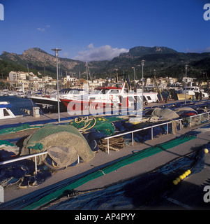 Le reti da pesca e le imbarcazioni da pesca nel porto di Puerto Soller North West Coast Maiorca Isole Baleari Spagna. Foto Stock