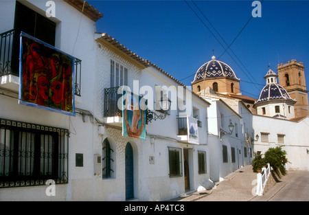 Strada stretta che porta al blu-cupola chiesa nel villaggio di collina di Altea sulla Costa Blanca, Spagna Foto Stock