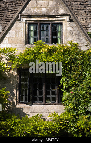 Profilo di una capanna Cotswold costruzione in pietra con finestre in vetro piombato e colonnine in pietra, burford, Oxfordshire, Regno Unito Foto Stock