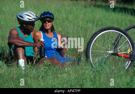 Giovane rilassante durante una gita in mountain bike alla contea di Boulder Colorado spazio aperto Foto Stock