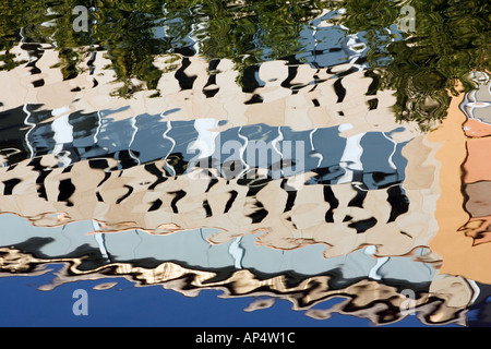 Le riflessioni di case che si affaccia sul fiume Onyar a Girona, Spagna Foto Stock