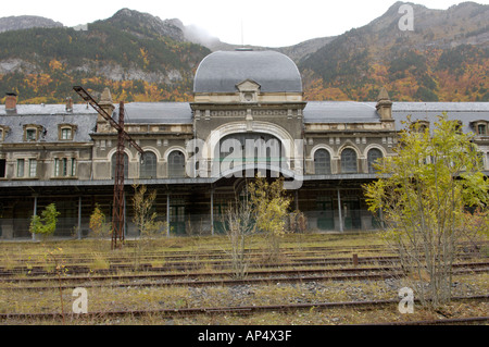 Esterno dei derelitti Canfranc Estacion stazione ferroviaria in spagna 2005 Foto Stock