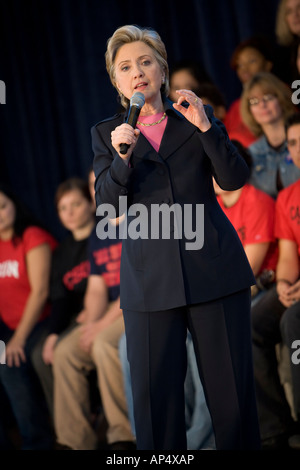Il candidato presidenziale Hillary Clinton parlando in un rally con studenti in California Foto Stock