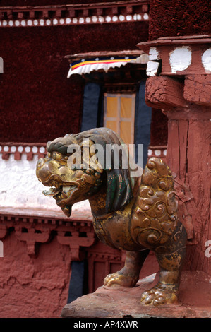 Un bronzo neve leone sul tetto del palazzo del Potala costruito nel XVII secolo dal 5° DALAI LAMA LHASA TIBET Foto Stock