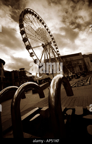 Ruota panoramica Ferris e Scultura in Picadilly Square Central Manchester REGNO UNITO, dai toni seppia Foto Stock