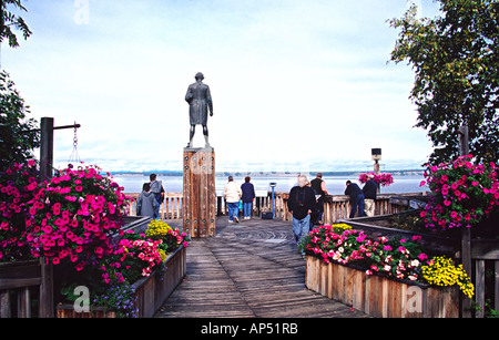 Risoluzione Park, Anchorage in Alaska, con statua di Capt. James Cook si affaccia su Cook Inlet Foto Stock