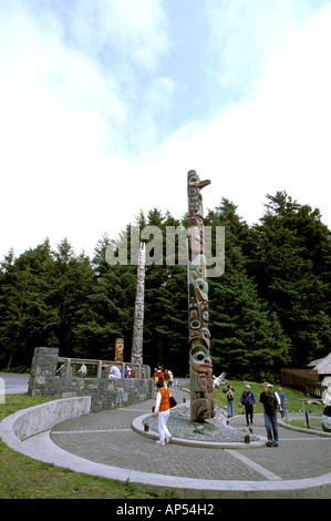 Nord America, STATI UNITI D'AMERICA, Alaska, Sitka Totem Park. I visitatori a piedi passato totem il Sitka totem park Foto Stock