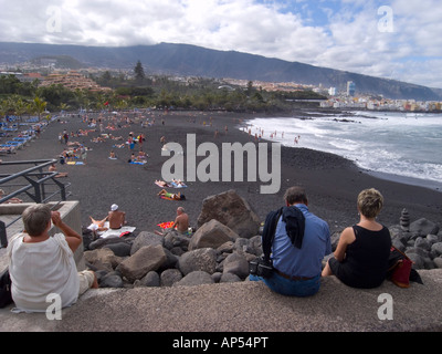 Spiaggia artificiale di sabbia nera vulcanica a Playa Jardin in Puerto de la Cruz Tenrife Foto Stock