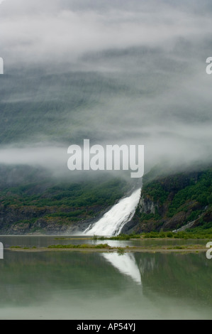 Nugget cade fluisce nel Mendenhall vicino Lago Mendenhall Glacier, Juneau in Alaska, STATI UNITI D'AMERICA Foto Stock