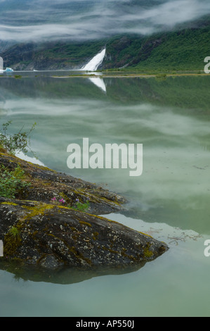 Nugget cade fluisce nel Mendenhall vicino Lago Mendenhall Glacier, Juneau in Alaska, STATI UNITI D'AMERICA Foto Stock