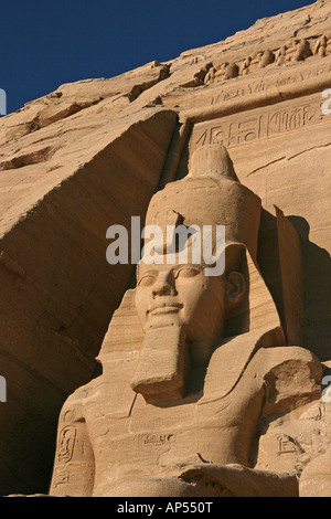 Close-up di una delle Statue colossali di Ramesse II, indossa la doppia corona inferiore e superiore di Egitto Foto Stock