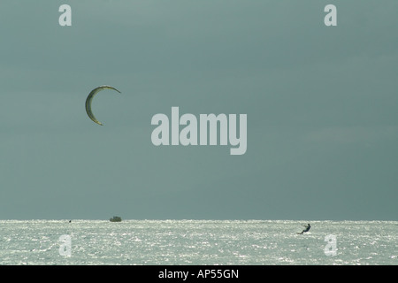 Kite Surfer sull isola Utila, Honduras Foto Stock