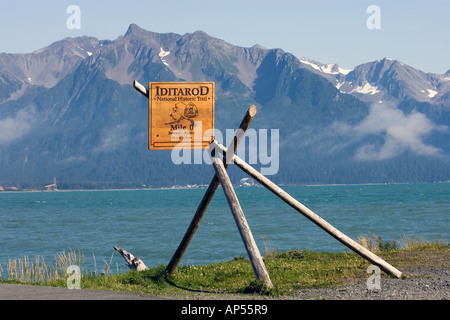 Un marcatore in Seward Alaska indica il punto di partenza originale del sentiero Iditarod Sled Dog Race Foto Stock