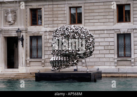 Molto affamati Dio scultura di Subodh Gupta Venezia Italia Foto Stock