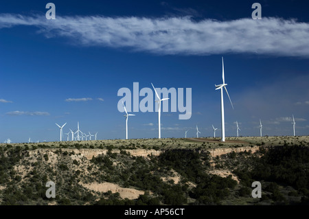 Wind Turbine alimentate sul Texas wind farm sotto un profondo cielo blu. Foto Stock