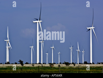 Wind Turbine alimentate sul Texas wind farm sotto un profondo cielo blu. Foto Stock