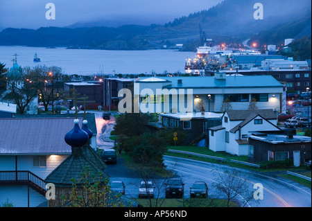 Stati Uniti d'America, Alaska, Kodiak Island, Kodiak: San Paolo Boat Harbour & cupole di San Herman seminario ortodosso all'alba Foto Stock