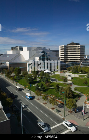 Stati Uniti d'America, Alaska, Anchorage: centro di Anchorage in Alaska, centro per le Arti dello Spettacolo & Town Square Foto Stock