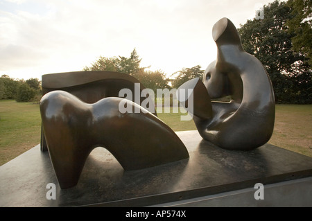 Henry Moore scultura in tre pezzi figura distesa drappeggiati 1975 Foto Stock