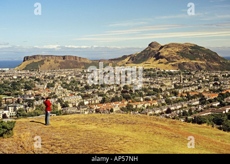 Guardando attraverso di Arthurs Seat Salisbury Crags e Holyrood Park di Edimburgo dal Blackford Hill Foto Stock