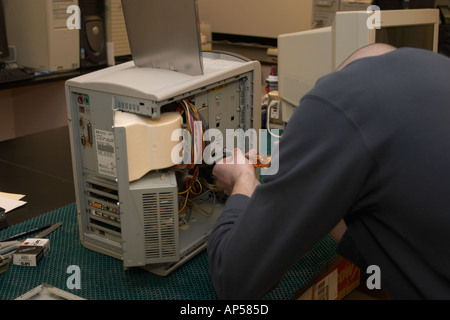 Esperto forense tenendo harddrive fuori il sospetto s computer per ulteriore studio Nebraska Stato criminalità Patrol Lab Foto Stock