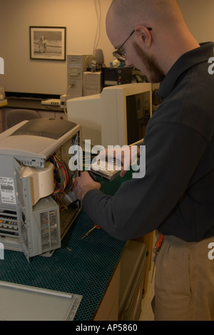 Esperto forense tenendo harddrive fuori il sospetto s computer per ulteriore studio Nebraska Stato criminalità Patrol Lab Foto Stock