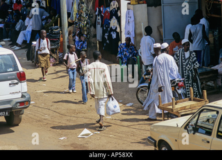 Una strada trafficata scena in una strada dello shopping in Serrekunda la più grande città in Gambia Foto Stock
