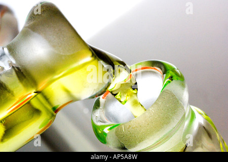 Primo piano della fuoriuscita del liquido nel bicchiere di vetro nel laboratorio di ricerca di impostazione. Foto Stock