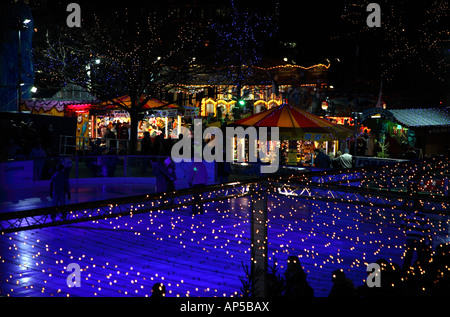 Cardiff Winter Wonderland - annuale Fiera di Natale con una fiera del divertimento, una ruota gigante e un fuori pista di pattinaggio. Foto Stock