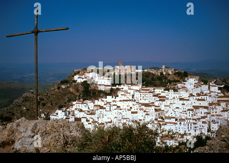 Villaggio dipinte di bianco su una collina croce metallica sinistra in primo piano Casares Andalusia Spagna Foto Stock
