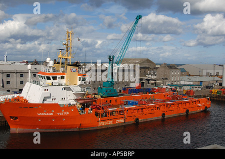 Il petrolio del Mare del Nord rig gara nave nel porto di Aberdeen Scotland Foto Stock