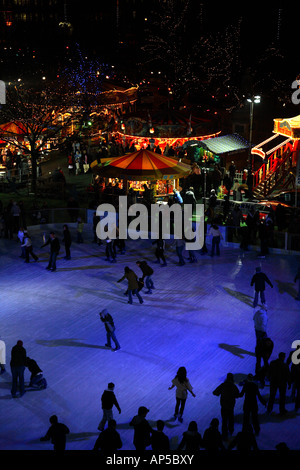 Cardiff Winter Wonderland - annuale Fiera di Natale con una fiera del divertimento, una ruota gigante e un fuori pista di pattinaggio. Foto Stock