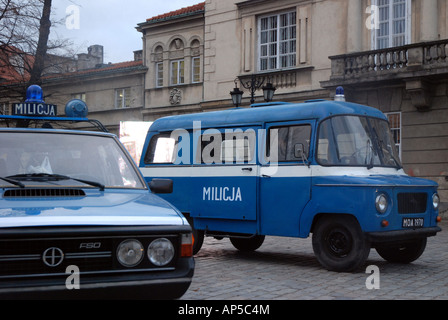 La rievocazione storica di Varsavia durante 26. anniversario della legge marziale introdurre in Polonia, antichi veicoli di milizia Foto Stock