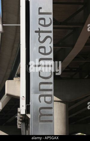 Il metallo M per Manchester struttura sotto Mancunian Way autostrada nel centro di Manchester REGNO UNITO Foto Stock