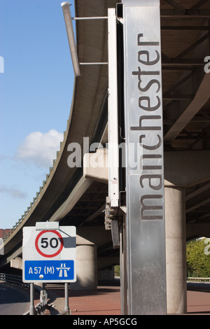 Il metallo M per Manchester struttura sotto Mancunian Way autostrada nel centro di Manchester REGNO UNITO Foto Stock