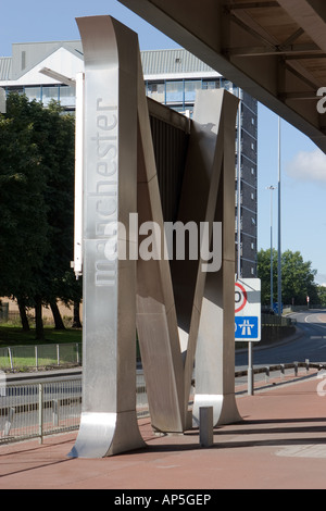 Il metallo M per Manchester struttura sotto Mancunian Way autostrada nel centro di Manchester REGNO UNITO Foto Stock