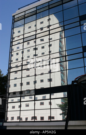 Wright Robinson Hall si riflette nel laboratorio di Morton l'Università di Manchester REGNO UNITO Foto Stock