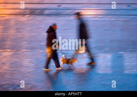 Pedoni e traffico Foto Stock