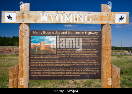 Il Lincoln Memorial Highway lungo i 80 nel Wyoming segno legge che è il primo cross country strada lastricata in USA Foto Stock