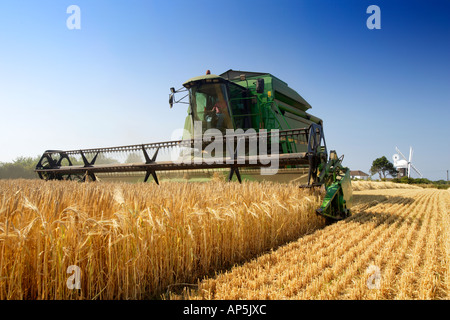 Mietitrebbia John Deere Harvester orzo raccolto Mundesley NORFOLK REGNO UNITO Foto Stock