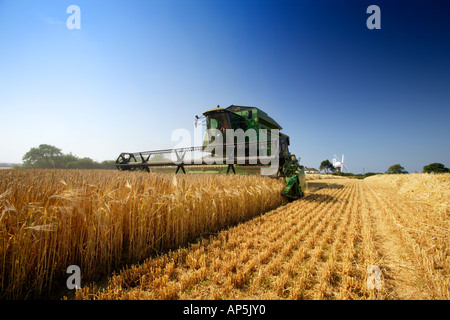 Mietitrebbia John Deere Harvester orzo raccolto Mundesley NORFOLK REGNO UNITO Foto Stock