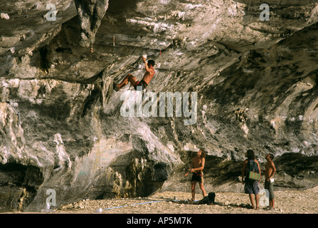 Quattro arrampicatori su ripide scogliere calcaree su Tonsai beach di Krabi, in Thailandia. Foto Stock