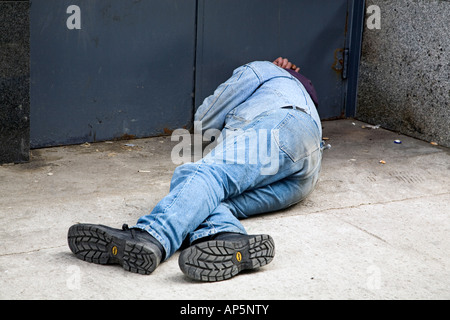 Senzatetto uomo dorme nella porta nella parte interna della città Dublino Irlanda Foto Stock