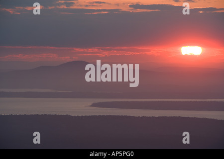 Tramonto sulla collina blu come si vede da Cadillac Mountain nel Maine il Parco Nazionale di Acadia. Foto Stock