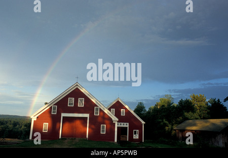 Nuovo Gloucester, ME un arcobaleno di archi sopra il fienile a Sabbathday Lake Shaker Village. Foto Stock