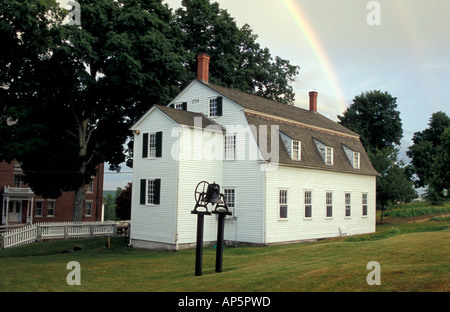 Nuovo Gloucester, ME un arcobaleno sorge da dietro il Meetinghouse a Sabbathday Lake Shaker Village. Foto Stock