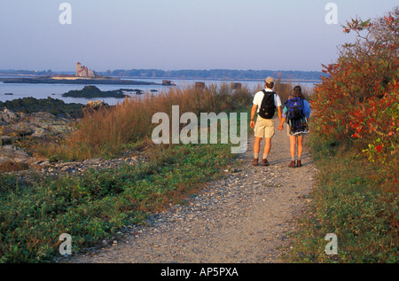 Kittery ME. Una famiglia passeggiate un sentiero a Fort Foster parco dello stato. (MR) Foto Stock