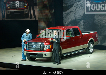 Ford Motor Company Presidente delle Americhe Mark Fields e della musica country star Toby Keith con il 2009 Ford F-150 a NAIAS Foto Stock