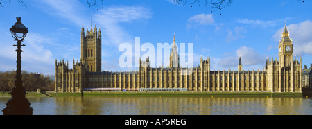 Una vista delle case del Parlamento dal lato sud del Tamigi Foto Stock