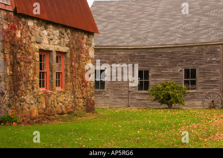 Maine, antico edificio di pietra e fienile in legno in autunno nelle zone rurali del New England Foto Stock